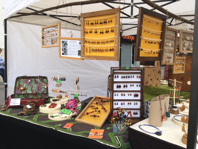 marché villeurbanne rootsabaga bijoux naturelscreation bijoux naturels lyon, creation bijoux nature lyon, bijouterie fantaisie lyon, creation bijoux lyon, creation bijoux bois lyon, createur bijoux lyon