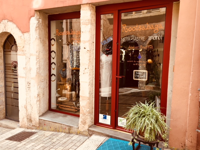 Atelier Boutique création de bijoux artisanaux origianux et unique, bijouterie fantaisie Lyon, Rootsabaga boutique de créateurs devanture boutique