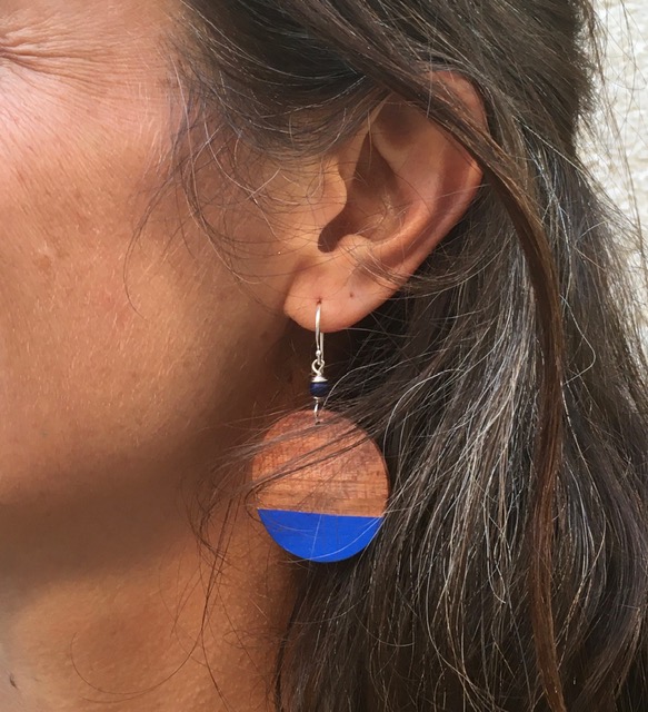 boucles d'oreilles bois de prunier peint bleu roi porté Rootsabaga été