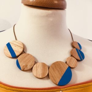 Collier bois gourmandise bois peint bleu roi Rootsabaga