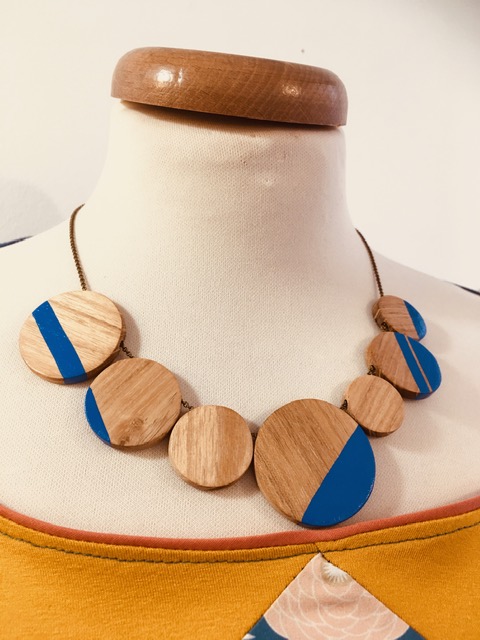 Collier bois gourmandise bois peint bleu roi Rootsabaga