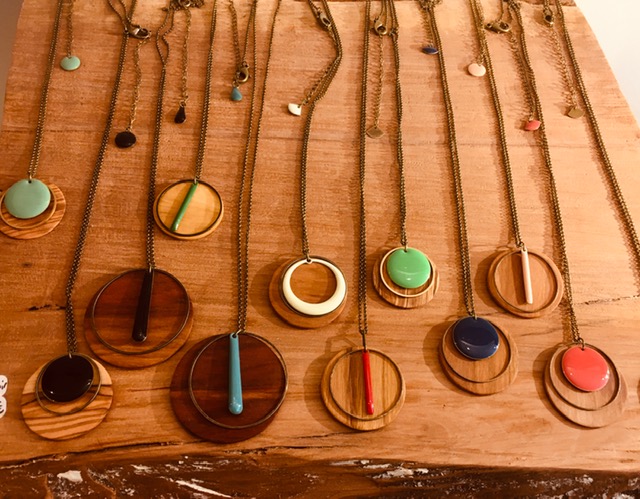Collier et sautoir Rootsabaga bijoux bois naturels chaine laiton coloré creation artisanale lyon pentes de la croix rousse bijouterie fantaisie