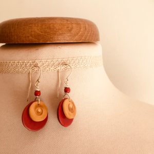 boucles d'oreilles bois buis ivoire végétal rouge ronde Rootsabaga création lyon