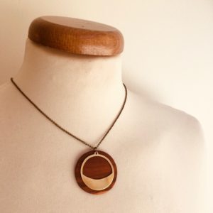 collier bois rond chaine motif sourire bois de prunier Rootsabaga collier simple