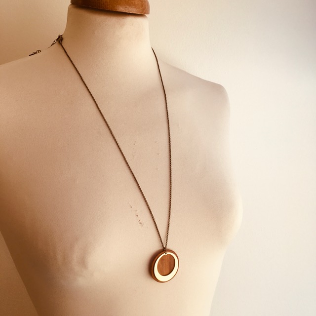 sautoir bois rond chaine motif rond évidé bois de prunier Rootsabaga collier simple