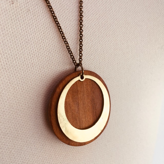 collier bois rond chaine motif rond évidé bois de prunier Rootsabaga collier simple gros plan