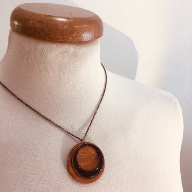 collier rond bois chaine émail noir rond évidé Rootsabaga bijoux naturels