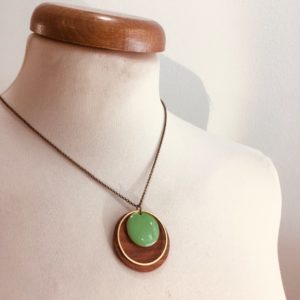 collier chaine bois rond prunier émail amande Rootsabaga fait main artisanal Lyon