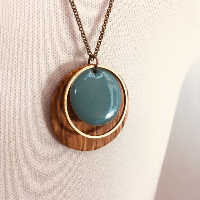 collier bois chaine rond bois olivier émail rond turquoise gros plan bijou fait main lyon