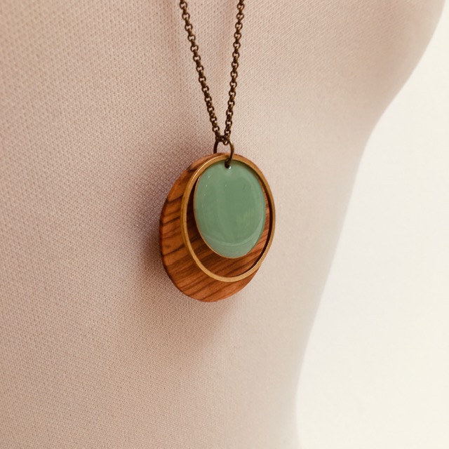 collier bois rond émail vert amande gros plan bois olivier Rootsabaga collier chaine