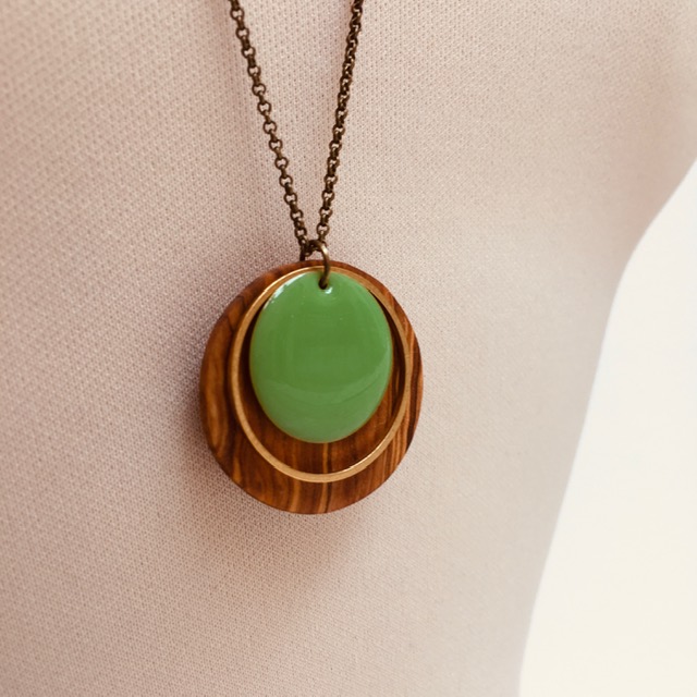 collier bois rond émail vert vif gros plan bois olivier Rootsabaga collier chaine