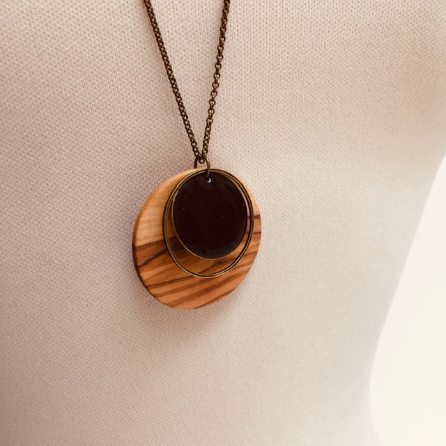 collier bois rond émail noir gros plan bois olivier Rootsabaga collier chaine