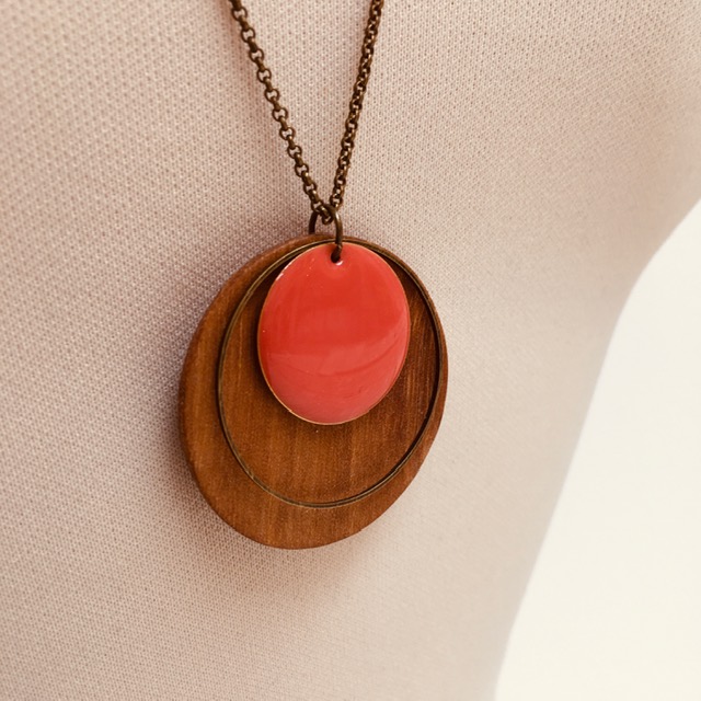 collier bois rond émail corail gros plan bois de merisier Rootsabaga collier chaine