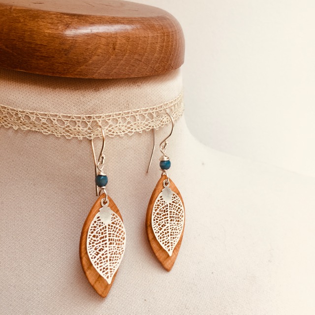 boucles d'oreilles bois feuille merisier turquoise argent Rootsabaga
