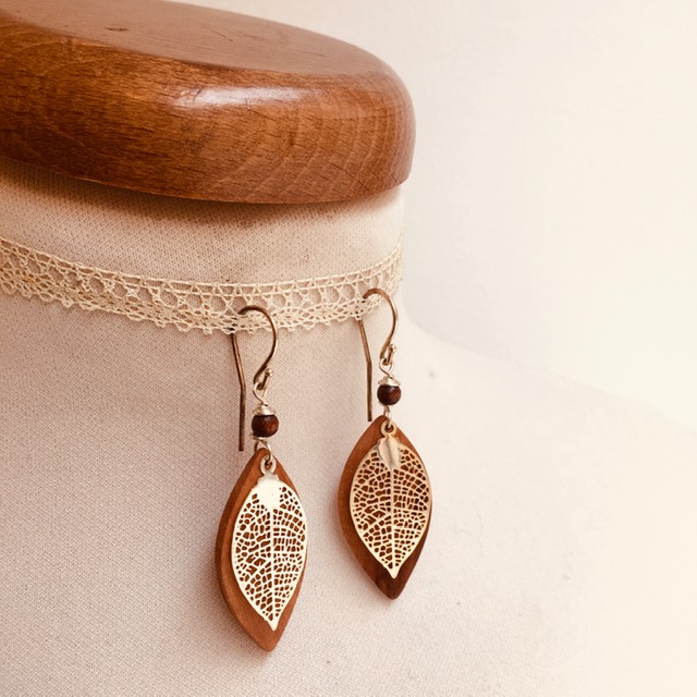 boucles d'oreilles bois feuille prunier marron argent Rootsabaga