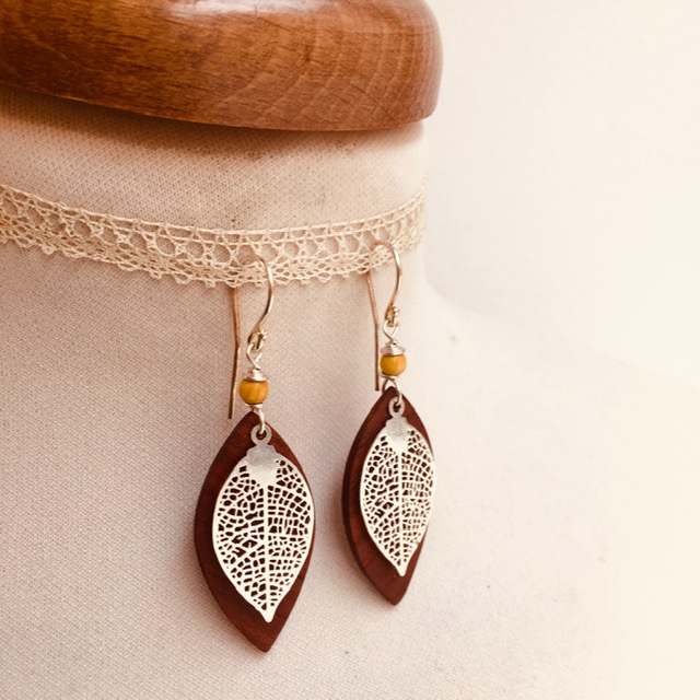 boucles d'oreilles bois feuille prunier jaune argent Rootsabaga