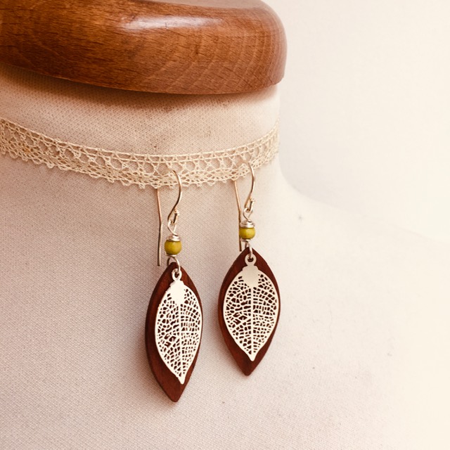 boucles d'oreilles bois feuille prunier vert anis argent Rootsabaga