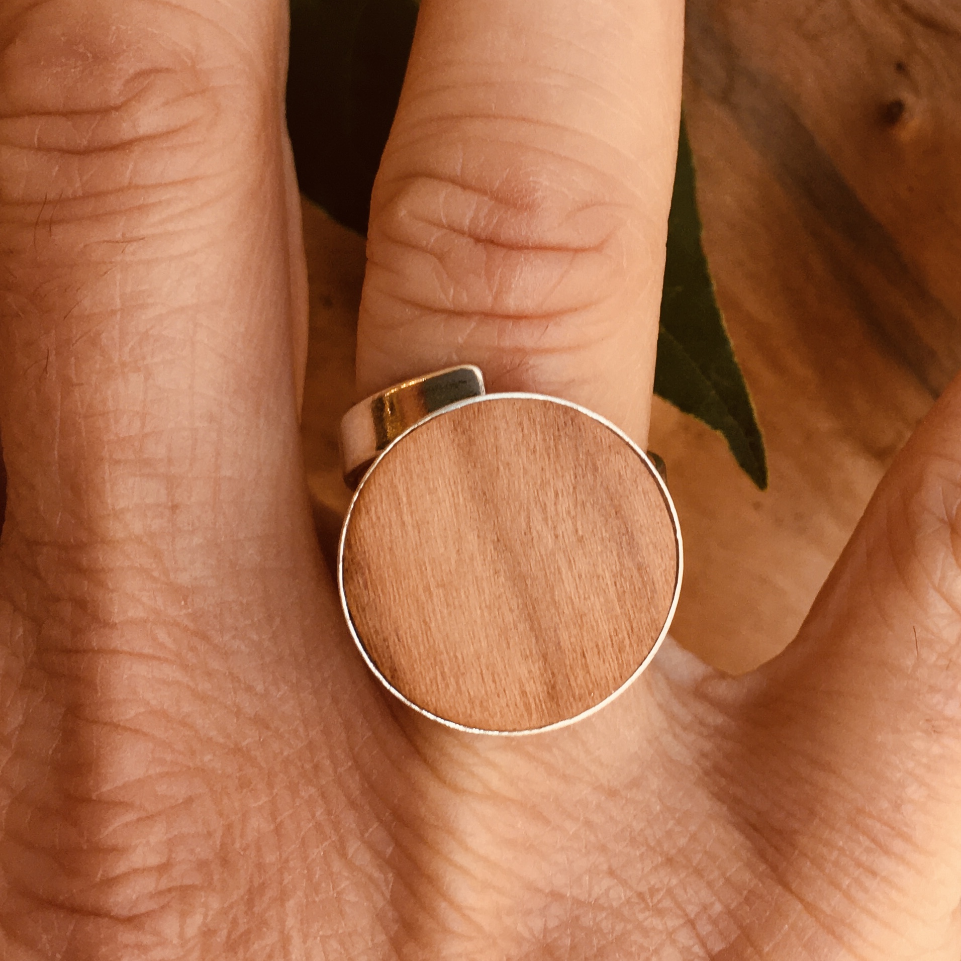bague bois et argent 18mm bois de merisier portée Rootsabaga bijouterie lyon