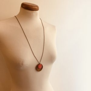 collier rond bois prunier rond émail corail sautoir Rootsabaga Bois