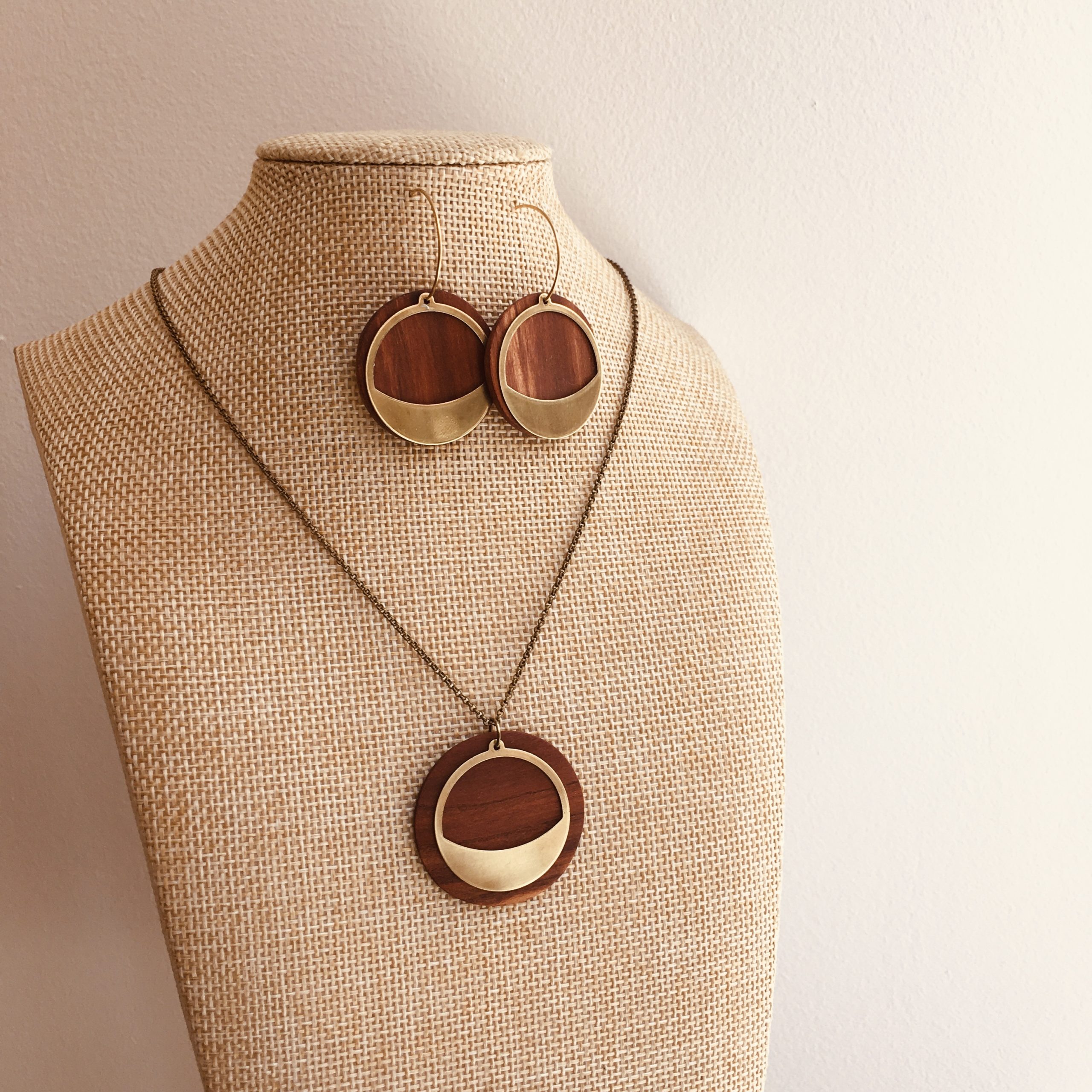collier chaine laiton rond bois et créole dore bois prunier sourire doré Rootsabaga parure bois chic