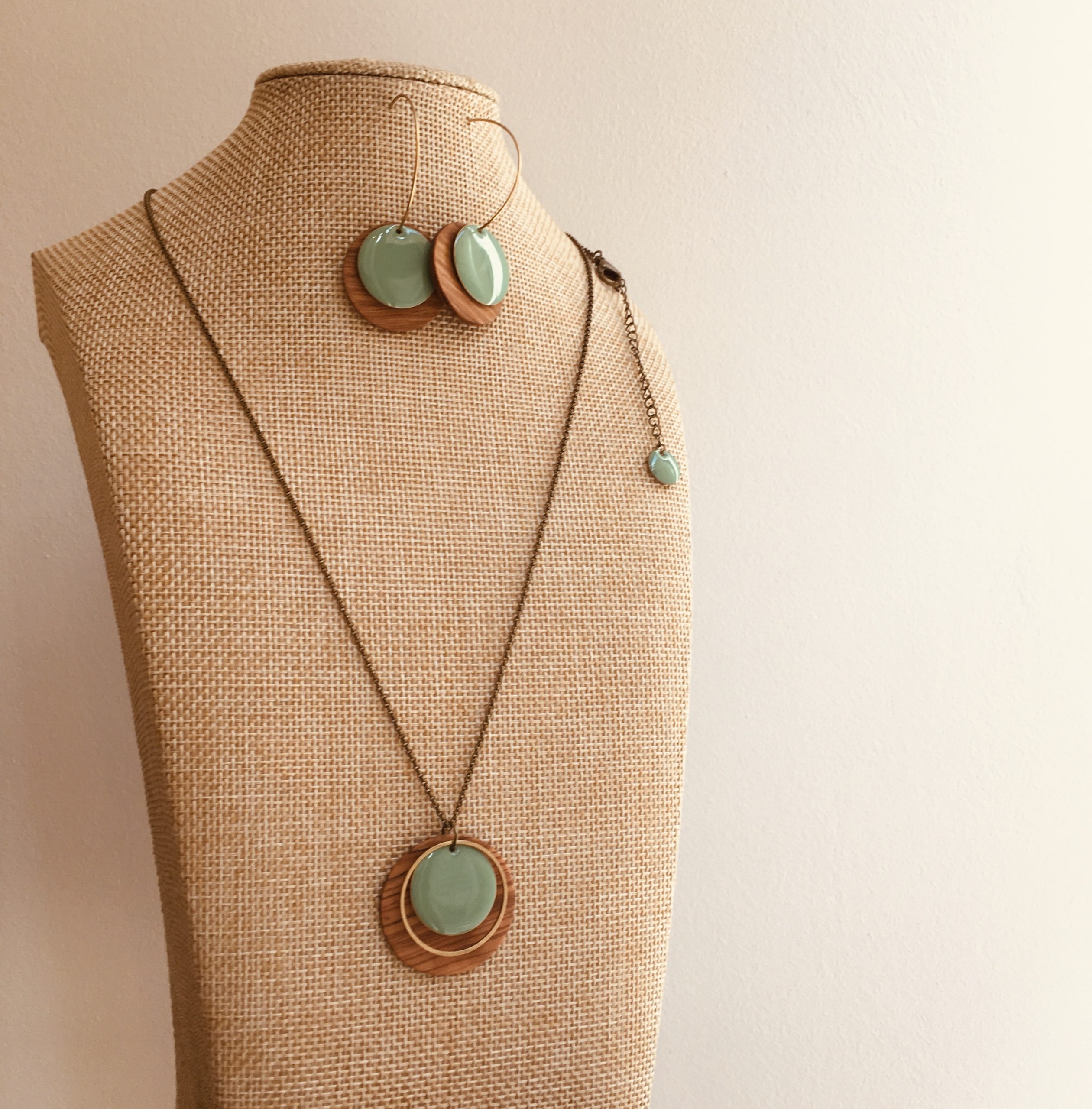 parure collier rond bois émail vert amande et boucles d'oreilles créoles bois rond émail vert amande Rootsabaga dolce vita bijoux naturels