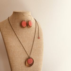 parure collier rond bois émail corail et boucles d'oreilles créoles bois rond émail corail Rootsabaga dolce vita bijoux naturels