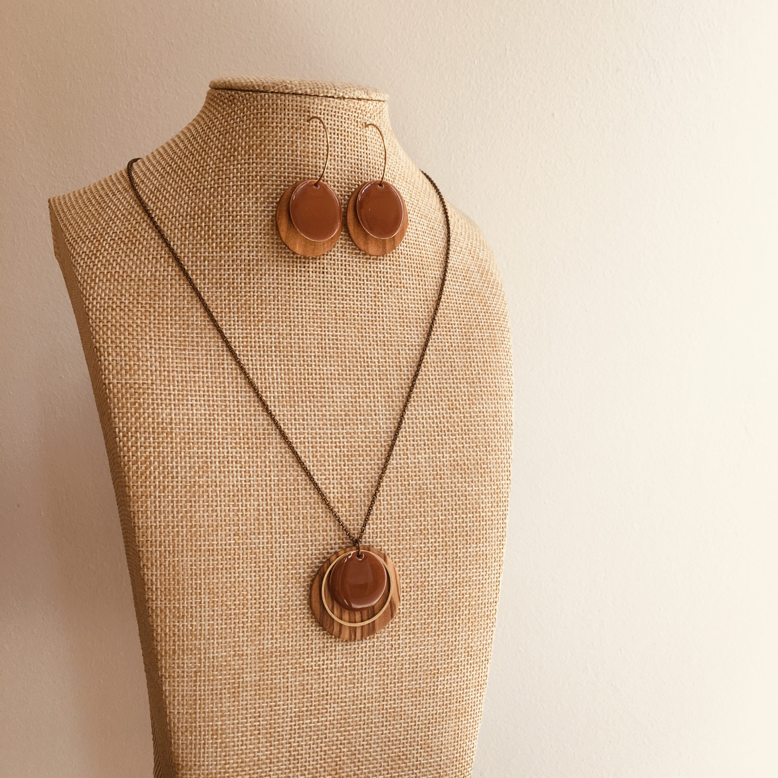 parure collier rond bois émail cognac et boucles d'oreilles créoles bois rond émail cognac Rootsabaga dolce vita bijoux naturels