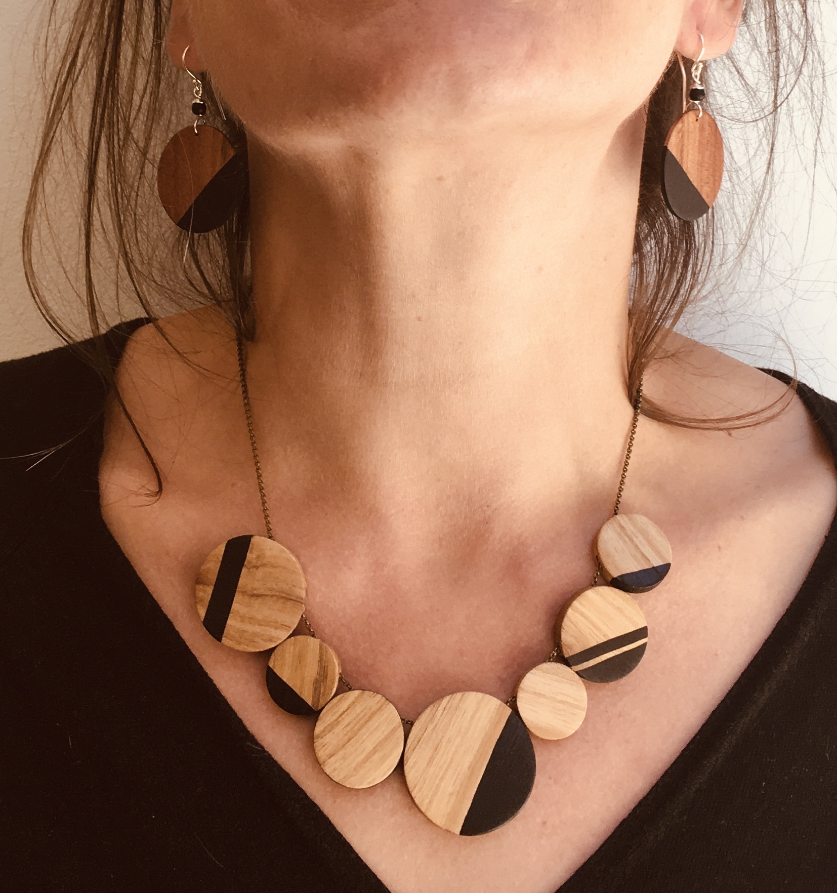 collier chaine gourmandise chêne peint en noir et boucles d'oreilles assorties noir parure Rootsabaga creation artisanale de bijoux naturels fantaisie a lyon