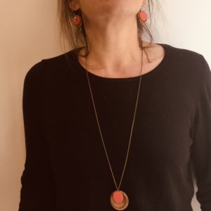 parure collier boucles d'oreilles collier chaine bois rond émail corail, créoles colorées rond bois corail Rootsabaga parure bohème
