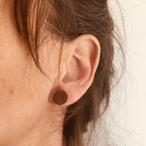 puce d'oreille 12mm bois et argent bois de niangon foncé porté Rootsabaga