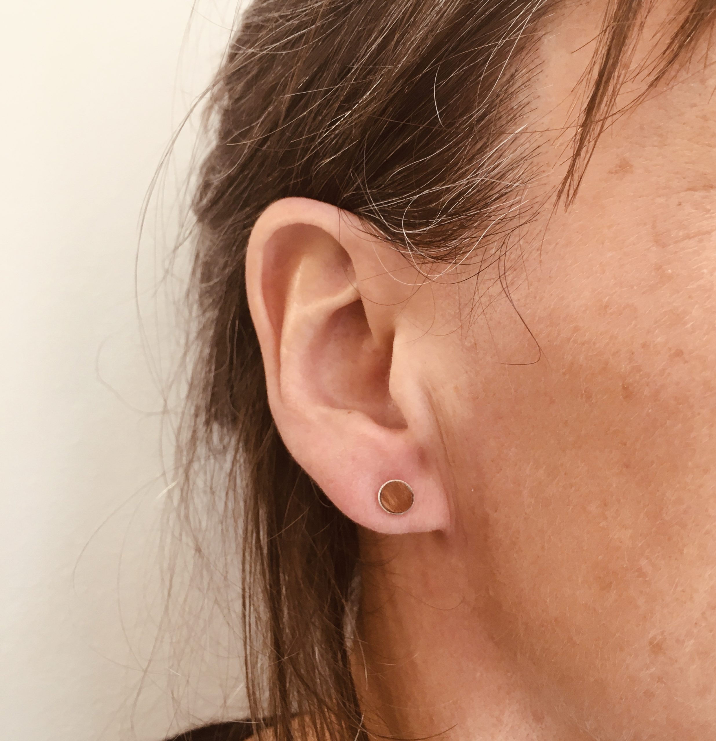 puce d'oreille 6mm bois et argent bois de prunier Rootsabaga