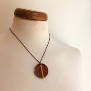 collier bois rond coloré bâtonnet chaine jaune moutarde Rootsabaga Création Artisanale