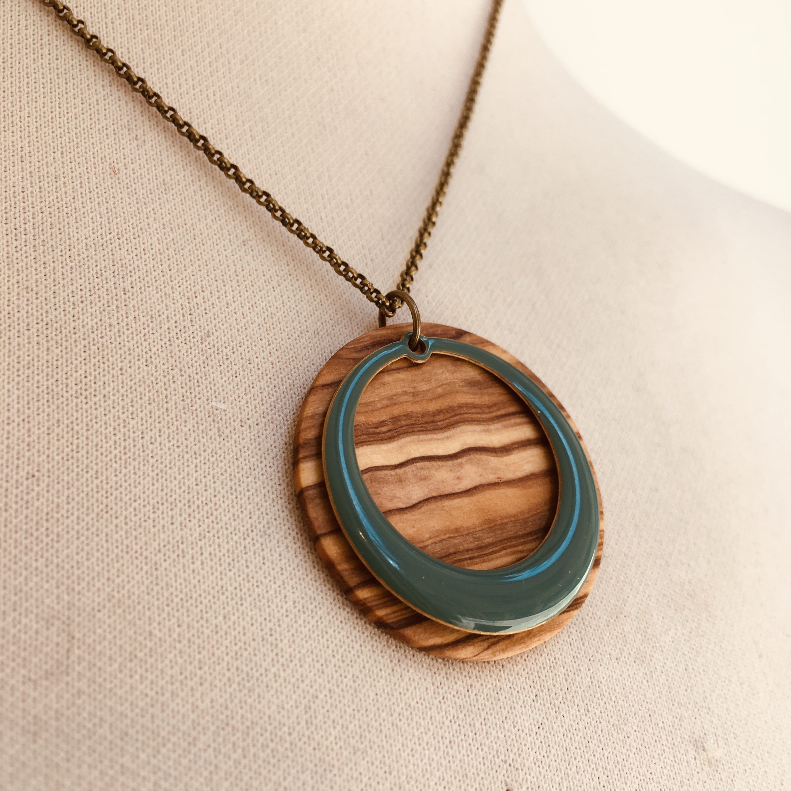 Collier chaine Rond Bois évidé Olivier Turquoise gros plan Rootsabaga Bijouterie fantaisie lyon