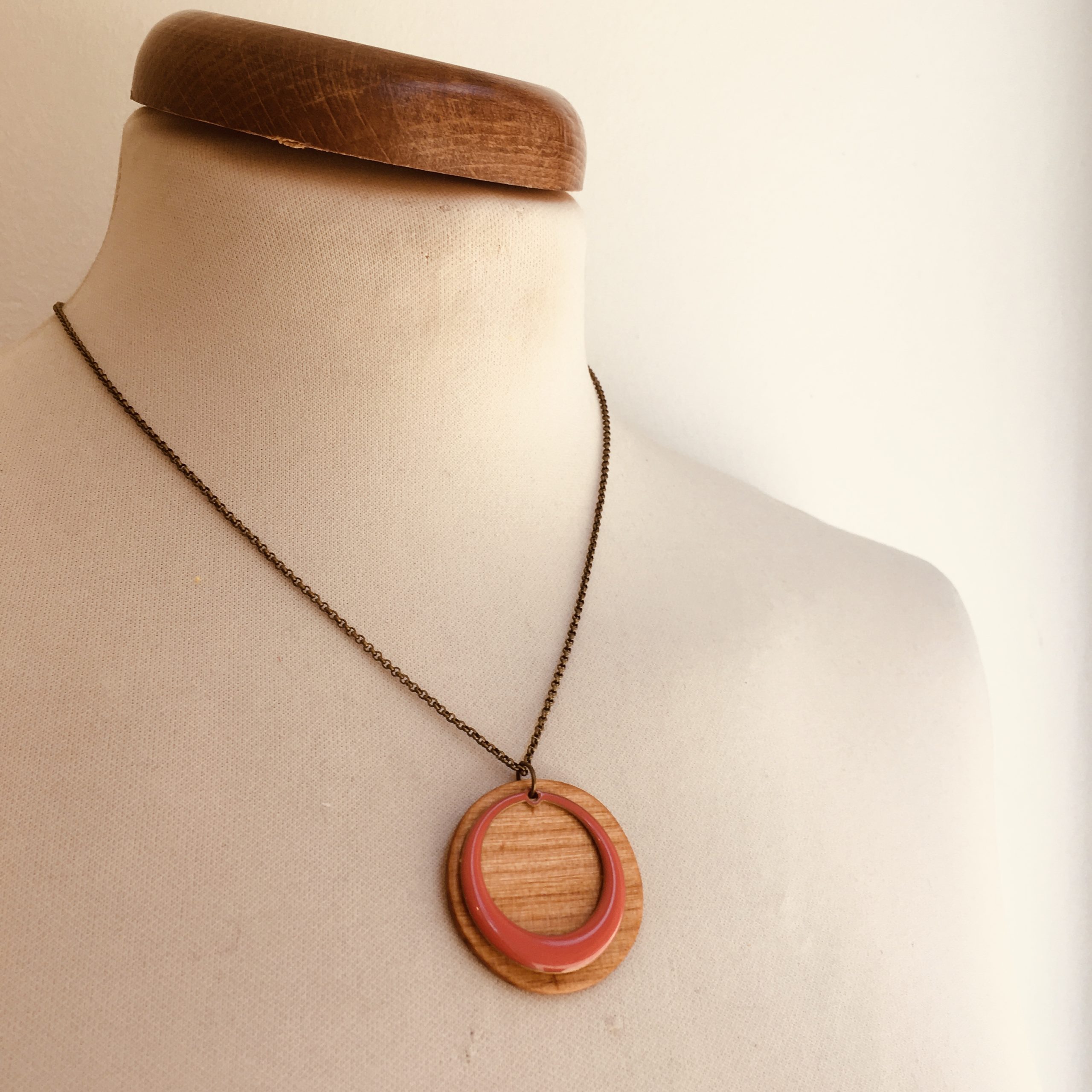 Collier chaine Rond Bois évidé Merisier Corail Rootsabaga Bijouterie fantaisie lyon