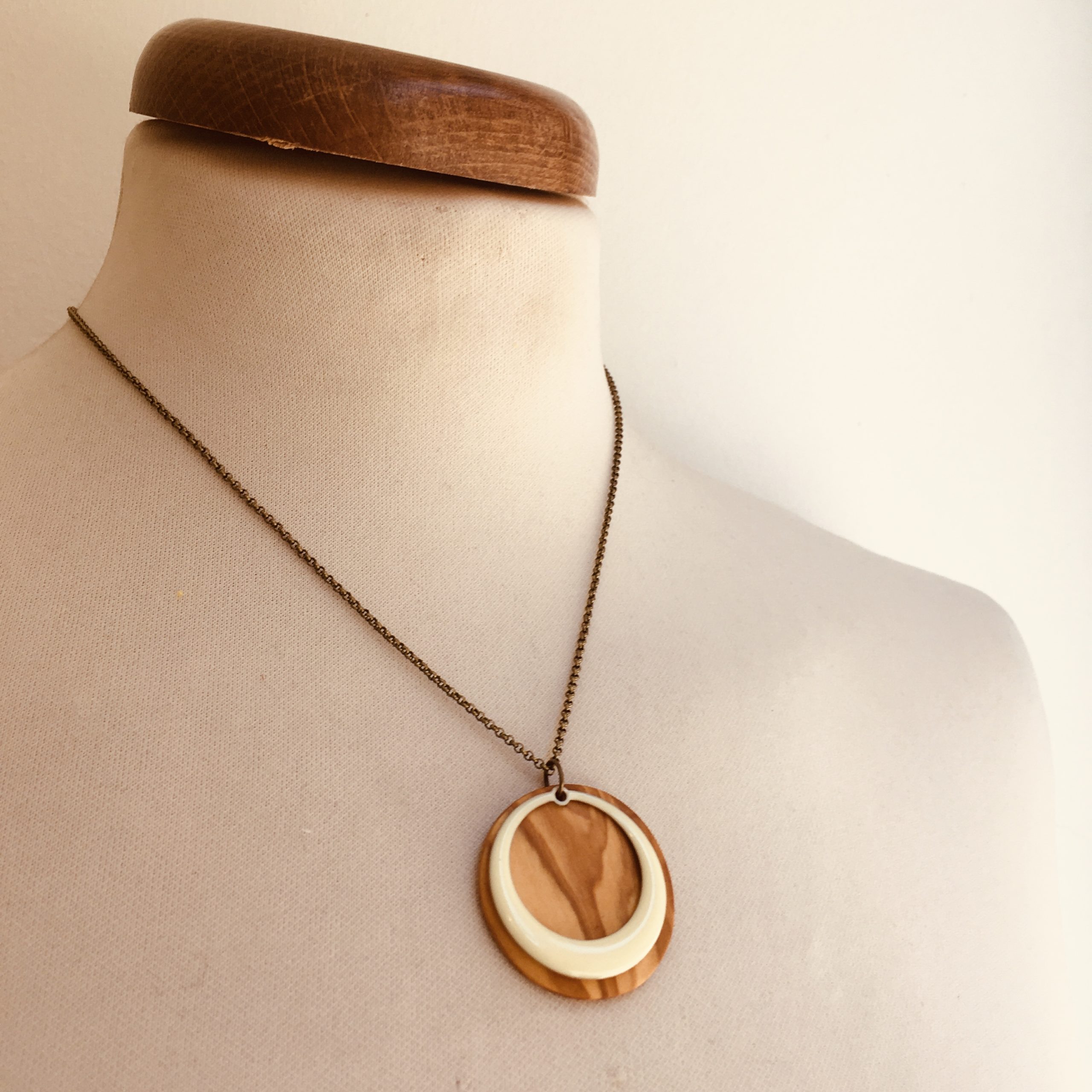 Collier chaine Rond Bois évidé Olivier Blanc Rootsabaga Bijouterie fantaisie lyon