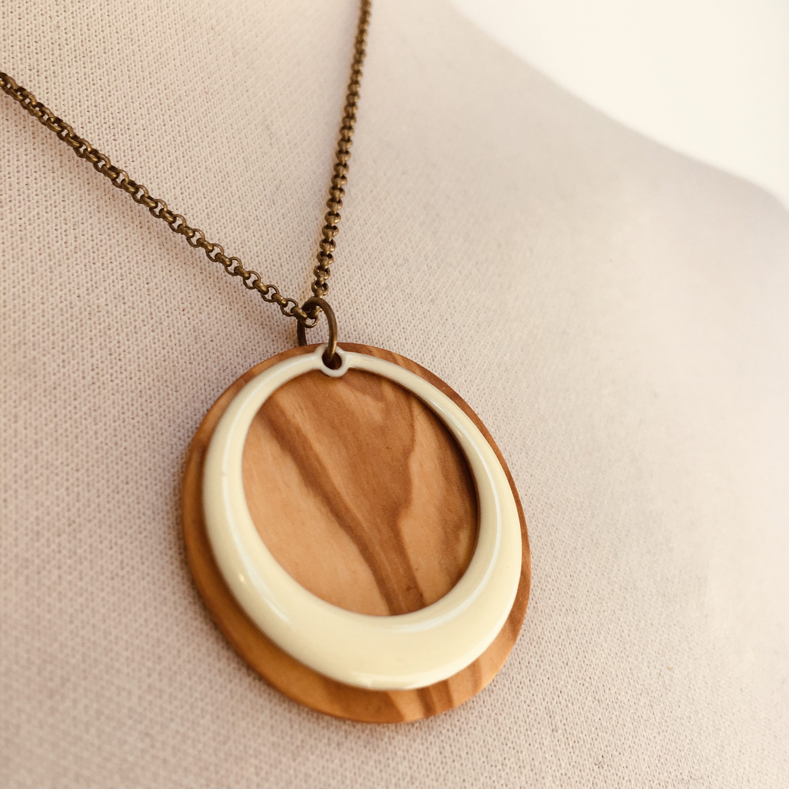 Collier chaine Rond Bois évidé Olivier Blanc Gros Plan Rootsabaga Bijouterie fantaisie lyon