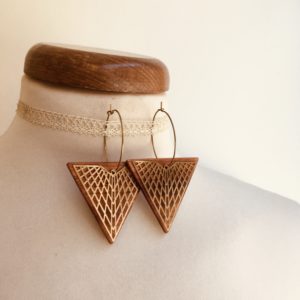boucles d'oreilles créole dorée grand triangle quadrillé Rootsabaga bijoux naturels chic