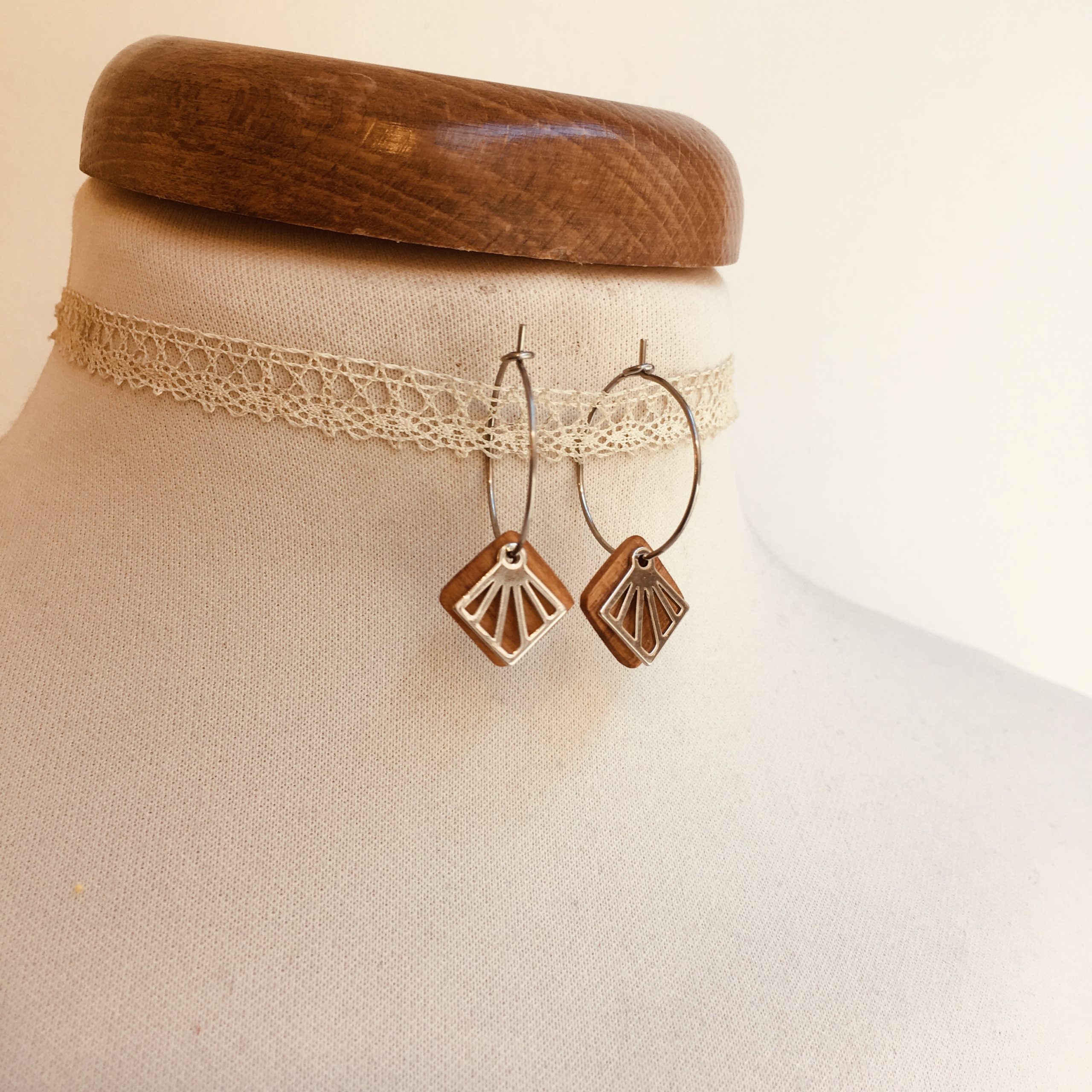 boucles d'oreilles créole argentée mini carré ajouré bois Rootsabaga bijoux naturels chic