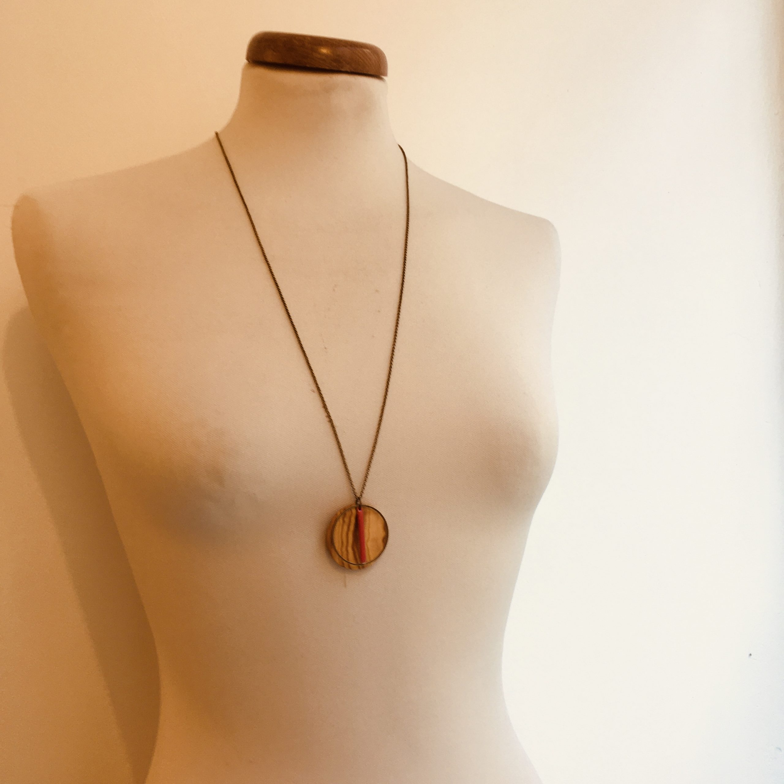 sautoir bois rond coloré bâtonnet corail collier chaine olivier Rootsabaga Création Artisanale