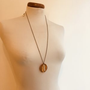 sautoir bois rond coloré bâtonnet blanc collier chaine olivier Rootsabaga Création Artisanale