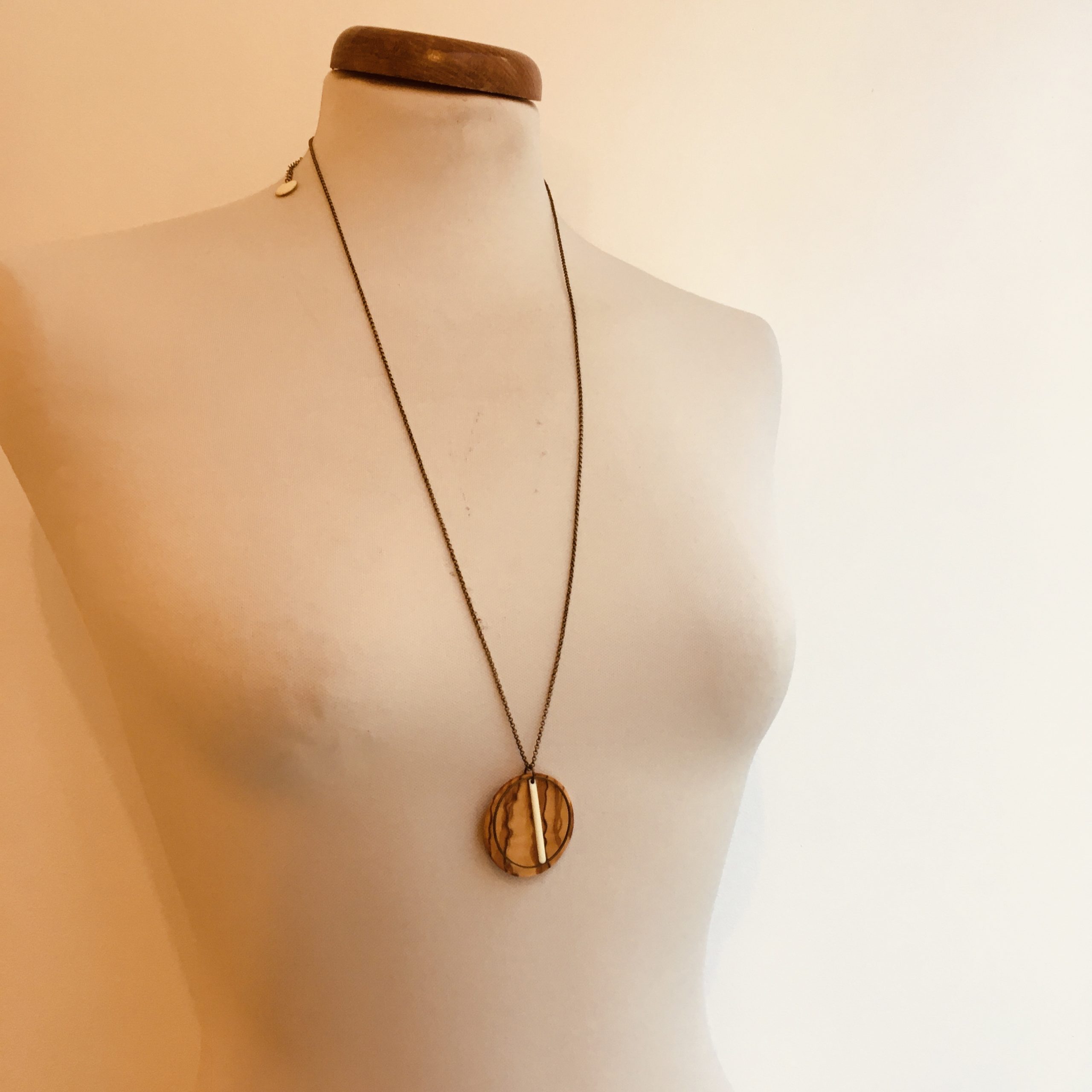 sautoir bois rond coloré bâtonnet blanc collier chaine olivier Rootsabaga Création Artisanale