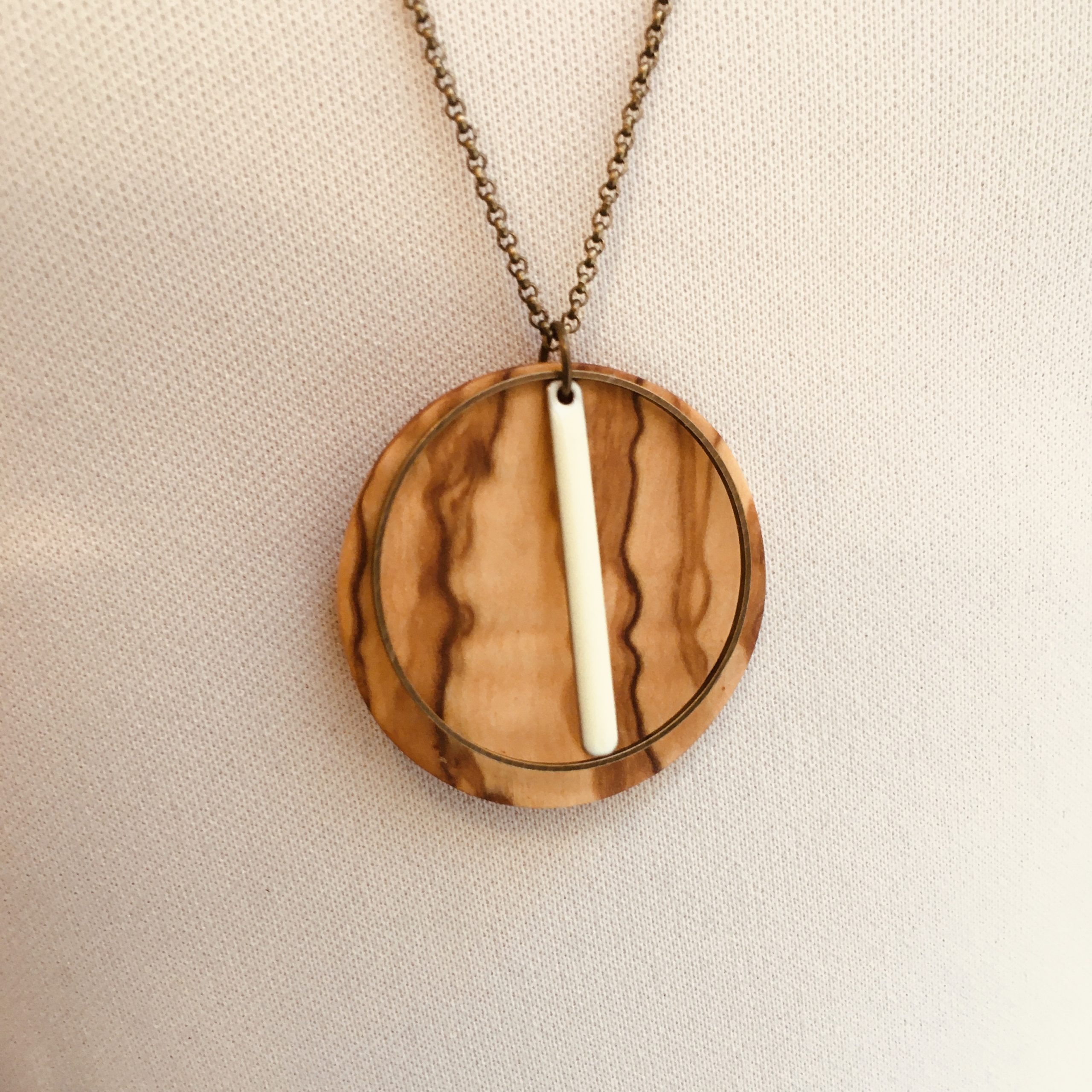 sautoir bois rond coloré bâtonnet blanc collier chaine olivier gros plan Rootsabaga Création Artisanale