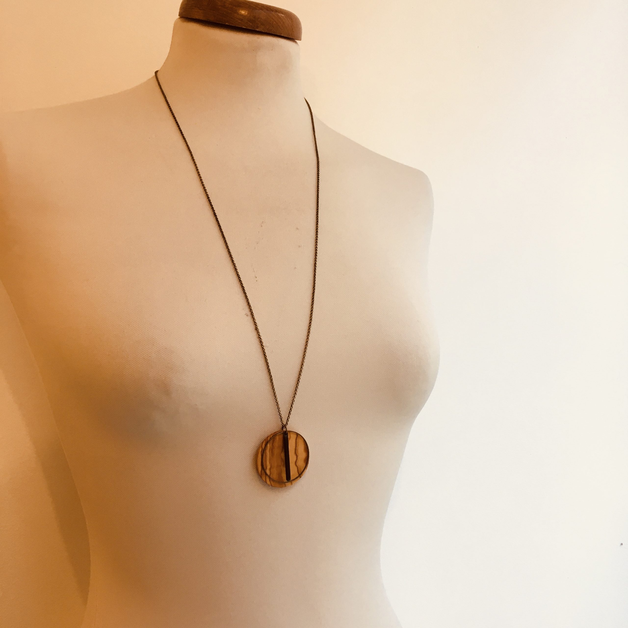 sautoir bois rond coloré bâtonnet noir collier chaine olivier Rootsabaga Création Artisanale