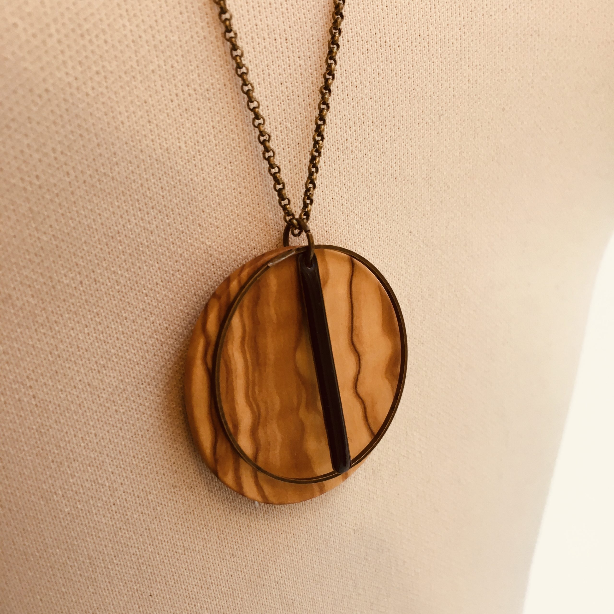 sautoir bois rond coloré bâtonnet noir collier chaine olivier gros plan Rootsabaga Création Artisanale