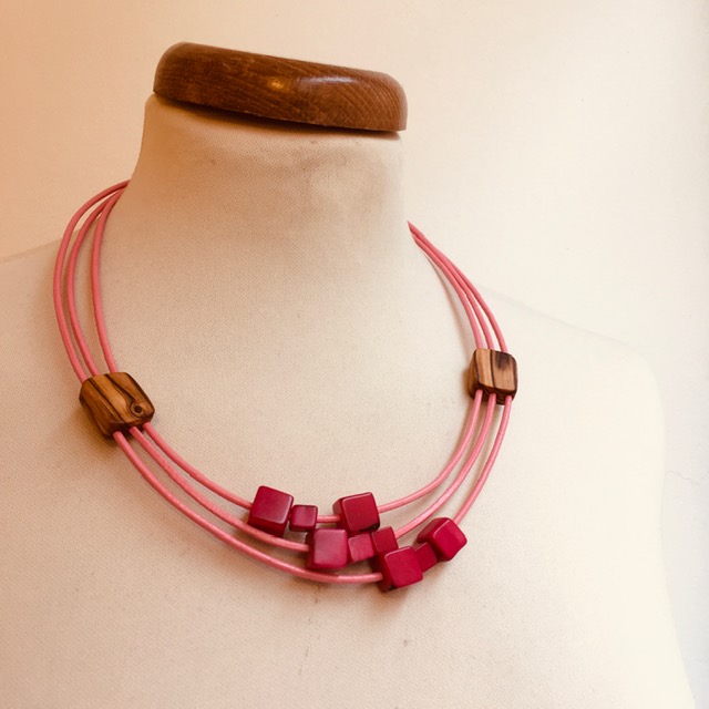 Collier Olivier petits carrés d'ivoire végétal rose cordons cuir rose Rootsabaga collier ethnique lyon