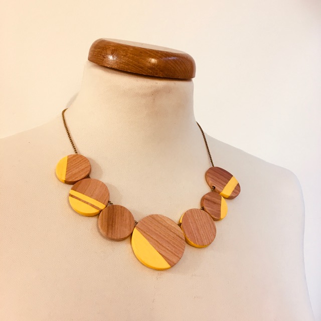 Collier gourmandise bois de prunier jaune rond de bois chaine laiton Rootsabaga bijoux artisanaux naturels Lyon