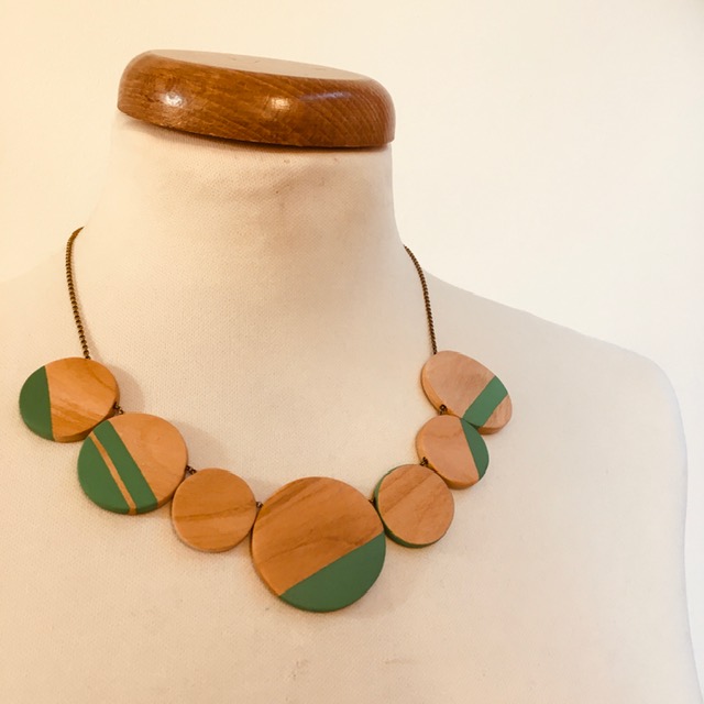 Collier gourmandise bois de merisier vert vif rond de bois chaine laiton Rootsabaga bijoux artisanaux naturels Lyon