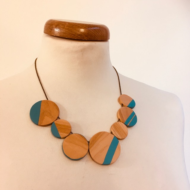 Collier gourmandise bois de merisier bleu turquoise rond de bois chaine laiton Rootsabaga bijoux artisanaux naturels Lyon