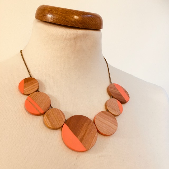 Collier gourmandise bois de pêcher corail rond de bois chaine laiton Rootsabaga bijoux artisanaux naturels Lyon