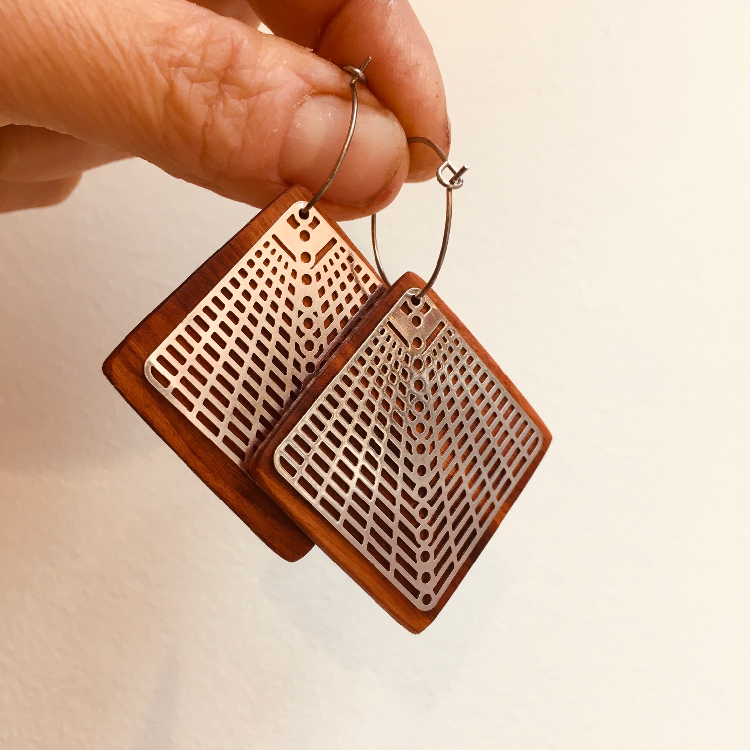 boucle d'oreille créole argentée grand carré quadrillé Rootsabaga Bijoux Naturels Lyon
